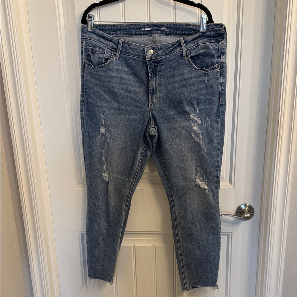 Old Navy Women's Distressed Ankle Jeans in Medium Blue Good Condition! SZ 16